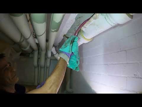 Видео: Kempinger 353. Замасленная кухонная труба в многоквартирном доме, очищенная под высоким давлением