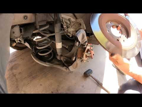 Видео: Замена задних тормозных колодок и ротора Mazda CX5 2014 года