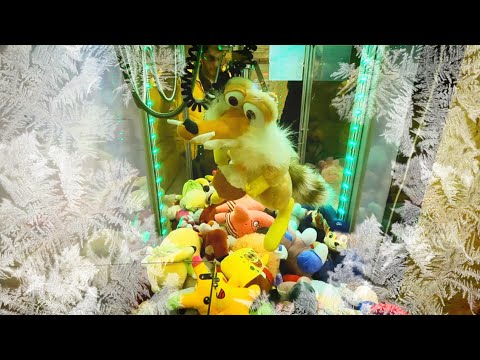 Видео: Поймаем Белку из "Ледникового периода" в Хватайке?! / Играем в аппарате Хватайка