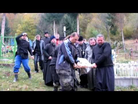 Видео: Обретение мощей преподобного Иова Угольскаго. 2007 г. ІІІ.