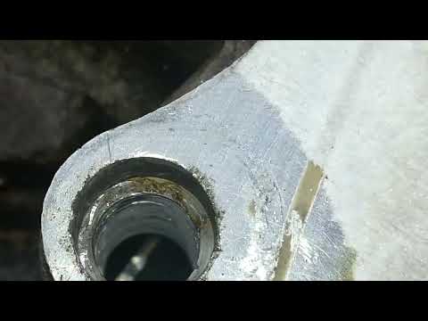 Видео: Audi A4 B7 восстановление резьбы крепление задней крышки фазорегулятора