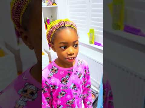 Видео: Наша дочь не спала из-за этой шапочки 👒 😂 посмотрите, как ее глаза сияют, как сенсорный свет 💡 🤣