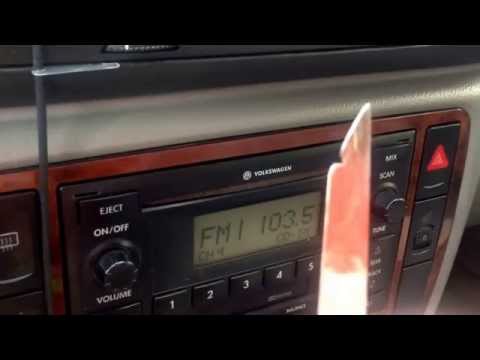 Видео: Как снять штатную магнитолу vw passat b5 без спец ключей.