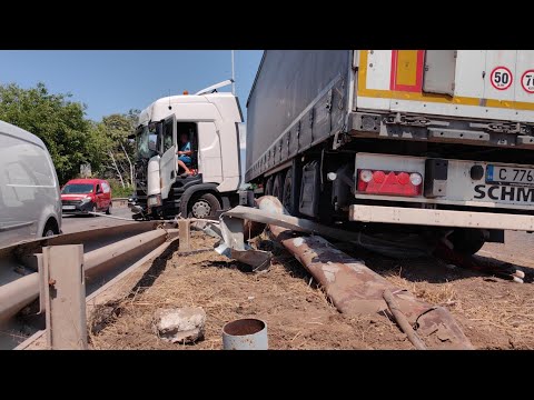Видео: Огромна дупка е причината тир да се вреже в мантинелата в Русе