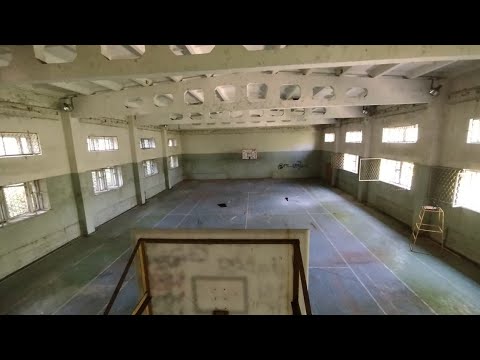 Видео: Огромный спортзал без людей. Комната с камином и лепниной. Заброшенная база отдыха Магистраль