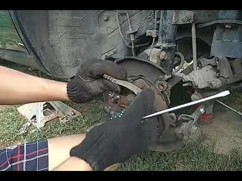 Видео: Toyota Highlander 2006 года 3.3 замена колодок ножника(ручника, ручного тормоза)