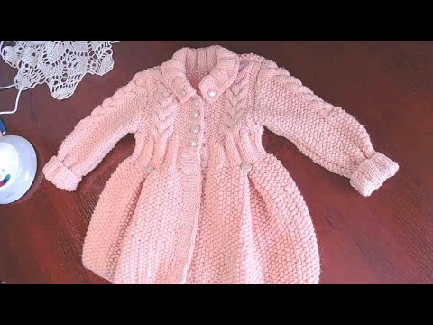 Видео: вязаное спицами платья  пальто