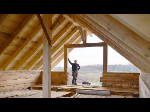 Видео: Сборка бревенчатого дома с соединением «ласточкин хвост»