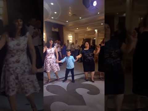 Видео: Булка пее на сватбата си