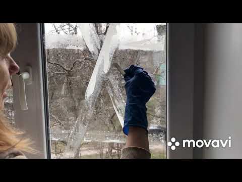 Видео: Как ЛЕГКО отмыть клей от скотча со стекла !!!