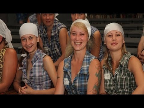 Видео: Мужчина в женской колонии
