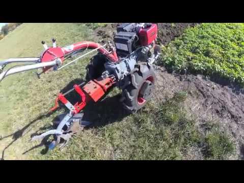 Видео: Мотоблок Мотор Сич 9ДЕ, вспашка конным оборотным плугом 2018