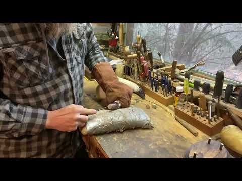 Видео: Обрезка кончика и сверление отверстия для порохового рожка