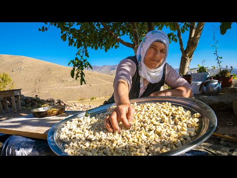 Видео: Жизнь в каменном доме — великолепные турецкие равиоли (манты)