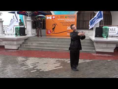 Видео: Никита Измайлов. Контактное жонглирование. Kremlin live 2012