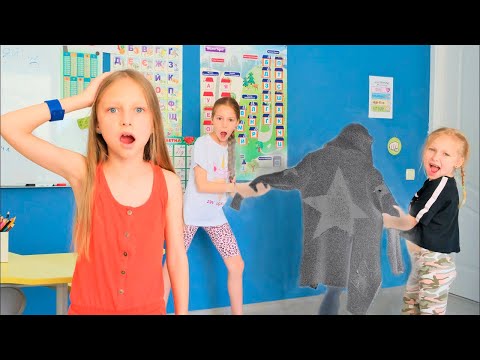 Видео: Кого поймали Виола и Саша в Школе?