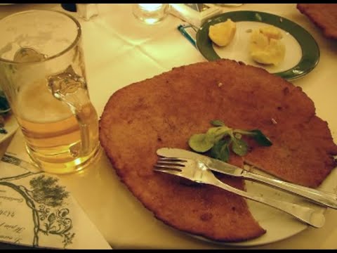 Видео: Как готовят венский шницель в Вене.