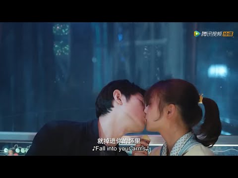 Видео: Золушка так мило ела мороженое, что генеральный директор целовал ее, пока она не задохнулась.