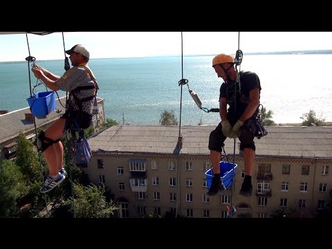 Видео: Отрицательный вис (1,5 метра) на стекломое | Промышленный альпинизм