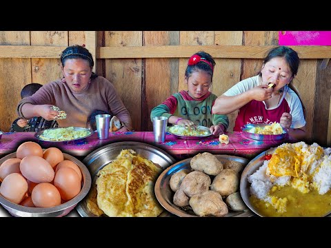 Видео: Рецепт яичного омлета с картофельным карри и рисом: приготовление и поедание на деревенской кухне...