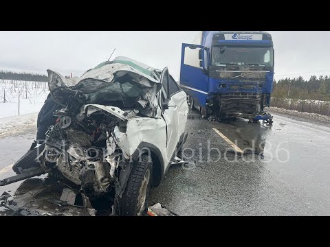 Видео: Камазист при обгоне погубил 2 полицейских. Real video