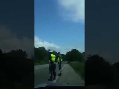 Видео: Полицаи с нередовни документти
