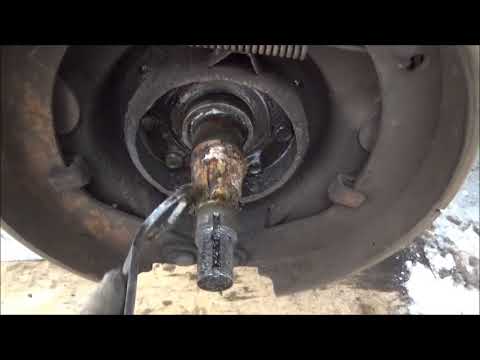 Видео: Меняем подшипники передней ступицы ГАЗ-53, 3307...