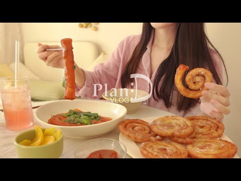 Видео: Вихревой жареный картофель, длинный ттокпокки. Приготовление мини-бургеров и резинок для волос.