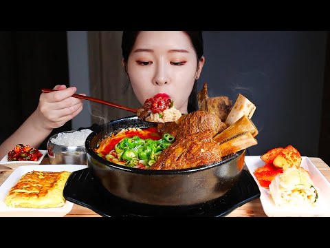 Видео: MUKBANG*Острый суп из коротких ребрышек 🔥 Сырно-яичный рулет&Рис&Kimchi! Острая еда ASMR Eating Show