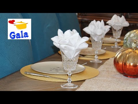 Видео: Как сделать цветок из тканевой салфетки для подачи в стакане