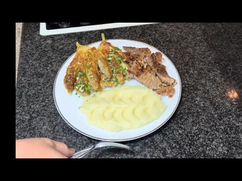 Видео: Просто, сытно и невероятно вкусно — стейк с пюре и баклажаном