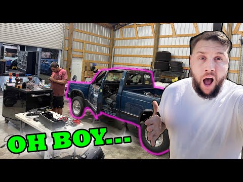 Видео: BlueCheww полностью меняет проводку!!! Обновление в мастерской и где находятся все машины...