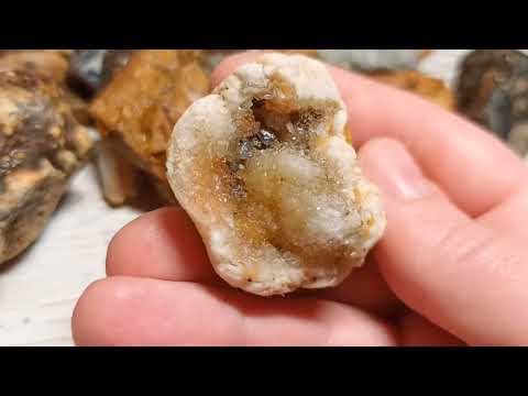 Видео: Обзор классных находок из Кусковского парка. Кристаллы кварца, халцедон, змеевик, кремень с жилкой