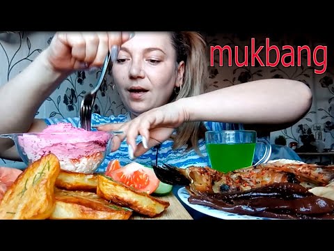 Видео: Mukbang. Икра сельди. Овощи. Бабочка (голова семги) горячего копчения. Картошка. Салат "под шубой)