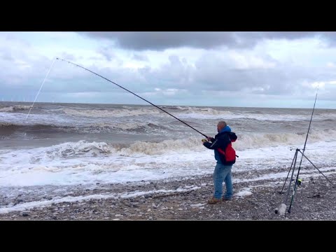 Видео: ОХОТА НА ОКУНЯ В БУРНОМ МОРЕ НА ПЛЯЖЕ ПЕНСАРН ⚠️