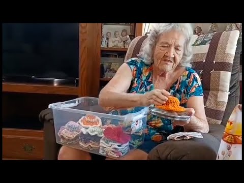 Видео: Как связать крючком держатель для крышки от кастрюли