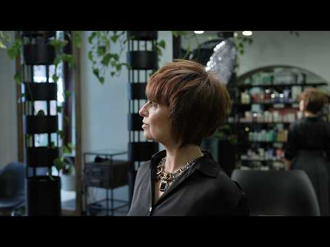 Видео: Стильная короткая стрижка с челкой – пошагово