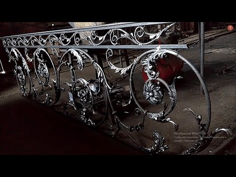 Видео: Кованые перила на винтовую лестницу с штампованными листьями "барокко-рококо"