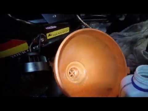 Видео: как поменять антифриз на мотоцикле  BMWF800GS , kühlflüssigkeit wechseln motorrad F 800 GS BMW,