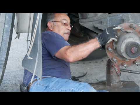 Видео: Дальнобой США/ Мексиканец чинит колесо грузовика в Америке - ремонт трака