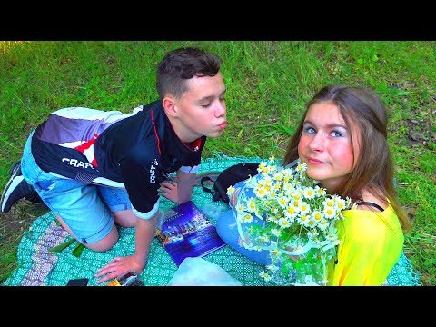 Видео: ПЕРВЫЙ ПОЦЕЛУЙ)))