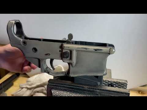 Видео: Установка стандартного спускового крючка AR15