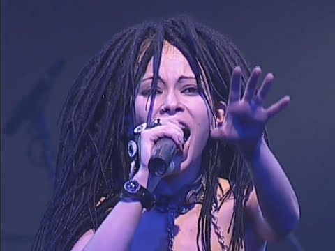 Видео: Дария Ставрович и группа Слот на фестивале DMC в Уфе