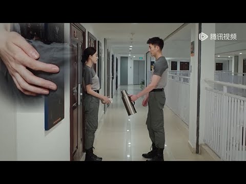 Видео: У Золушки менструация, генеральный директор доставляет ей лекарства