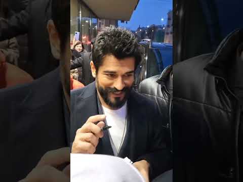 Видео: Burak Özçivit in St. Petersburg (Russia) surrounded by fans. Бурак Озчивит в Санкт-Петербурге