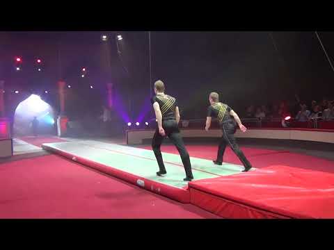 Видео: Надувная акробатическая дорожка - применение в цирке