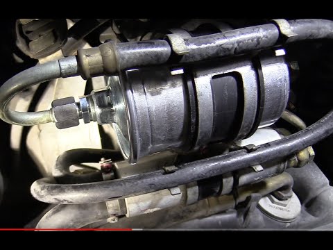 Видео: Замена топливного фильтра, Mercedes C280 1994 года