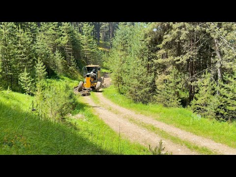 Видео: Как грейдер John Deere 670 GP ремонтирует зеленые лесные дороги? Часть 3 #johndeere #grader
