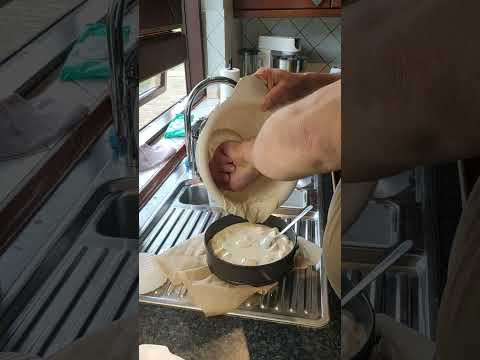 Видео: Нормальный мужской пирог с яблоками.