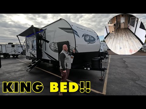 Видео: Лучший игрушечный прицеп для путешествий до 30 футов! Forest River Cherokee Wolf Pack 26PACK15 20...